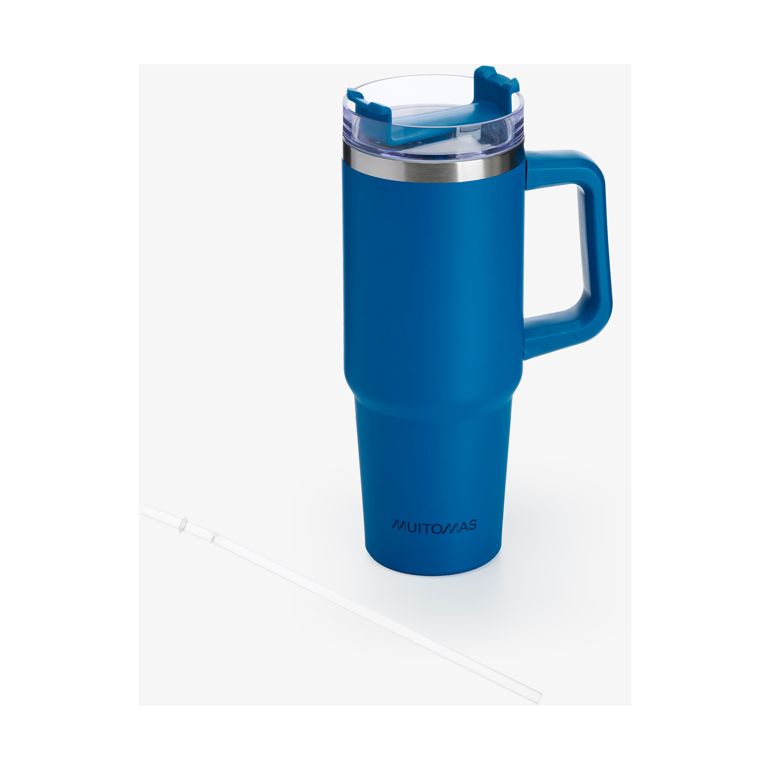 Un bicchiere blu isolato con manico e coperchio trasparente. Una cannuccia trasparente è appoggiata davanti al bicchiere su una superficie bianca.