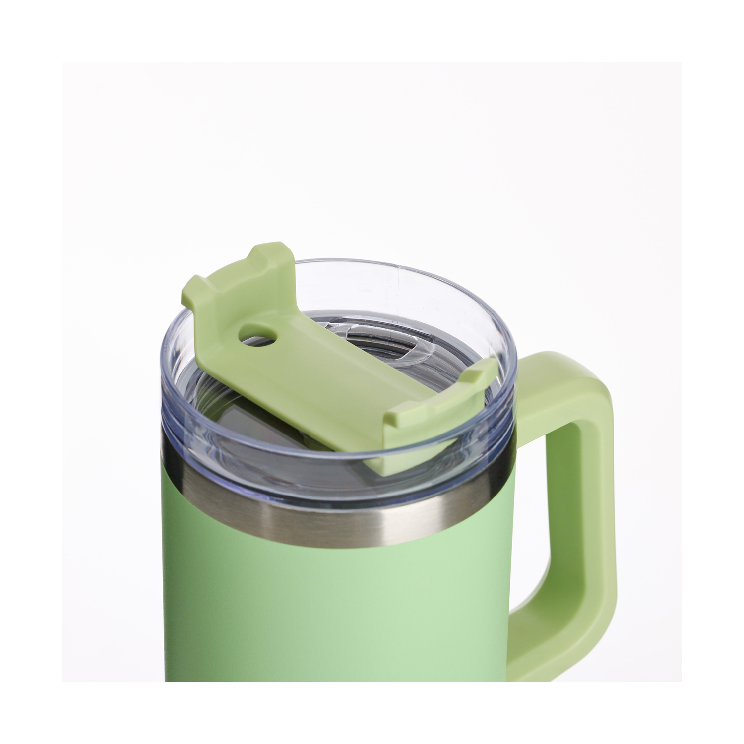 Un bicchiere isolante verde chiaro con manico e coperchio trasparente con apertura a ribalta, su sfondo bianco.