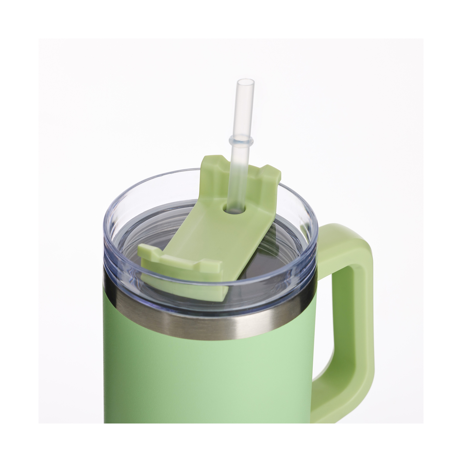 Una tazza isolante verde chiaro con manico, coperchio trasparente e cannuccia. Lo sfondo è bianco.