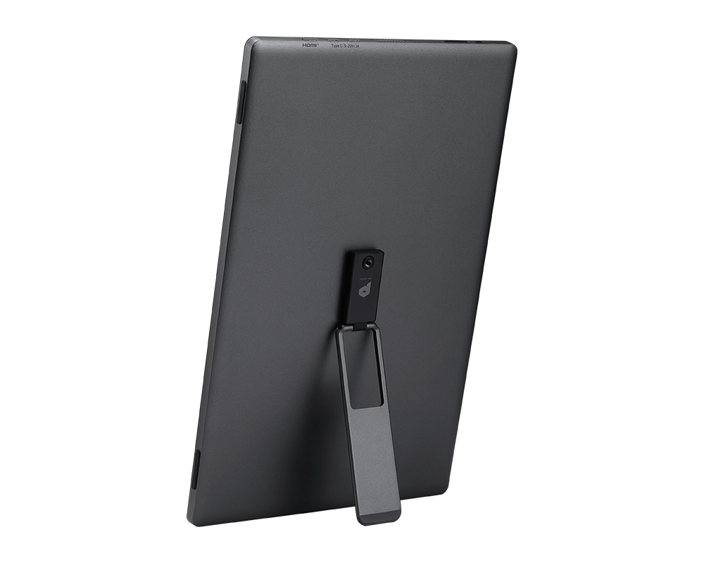 Egy szürke táblagép áll egy állványon. Az állványhoz egy kamera van rögzítve. A táblagépen HDMI és Type-C portok találhatók. Fekete háttér.