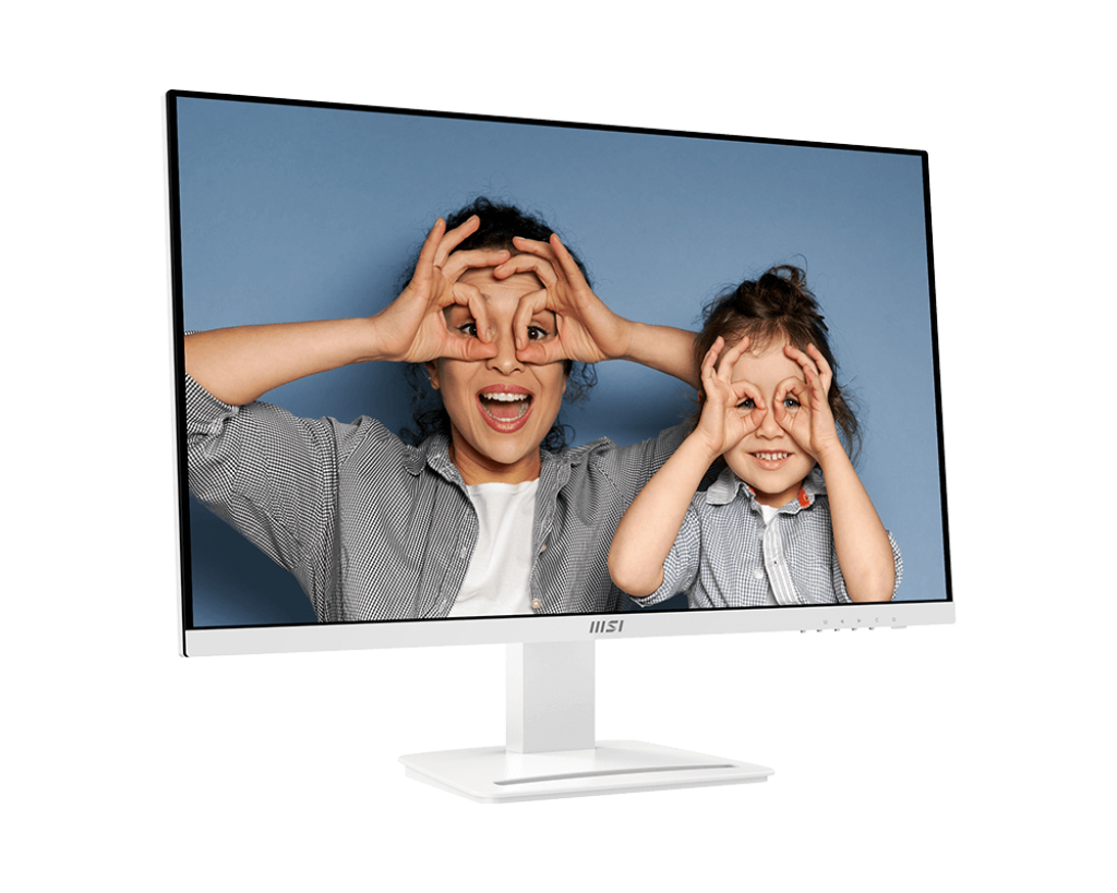 Egy nő és egy gyermek köröket formál az ujjukkal a szemük körül egy monitoron. Mosolyognak egy kék háttér előtt.