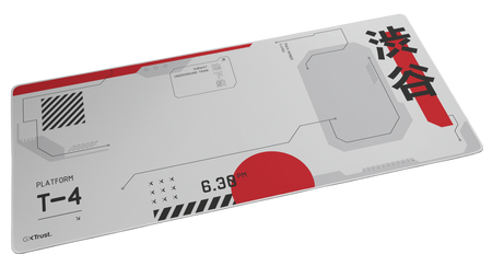 Prostokątna podkładka pod mysz z szarym tłem, czerwonymi akcentami, japońskim tekstem i czerwonym okręgiem. Zawiera tekst Platform T-4 i 6.30 PM.