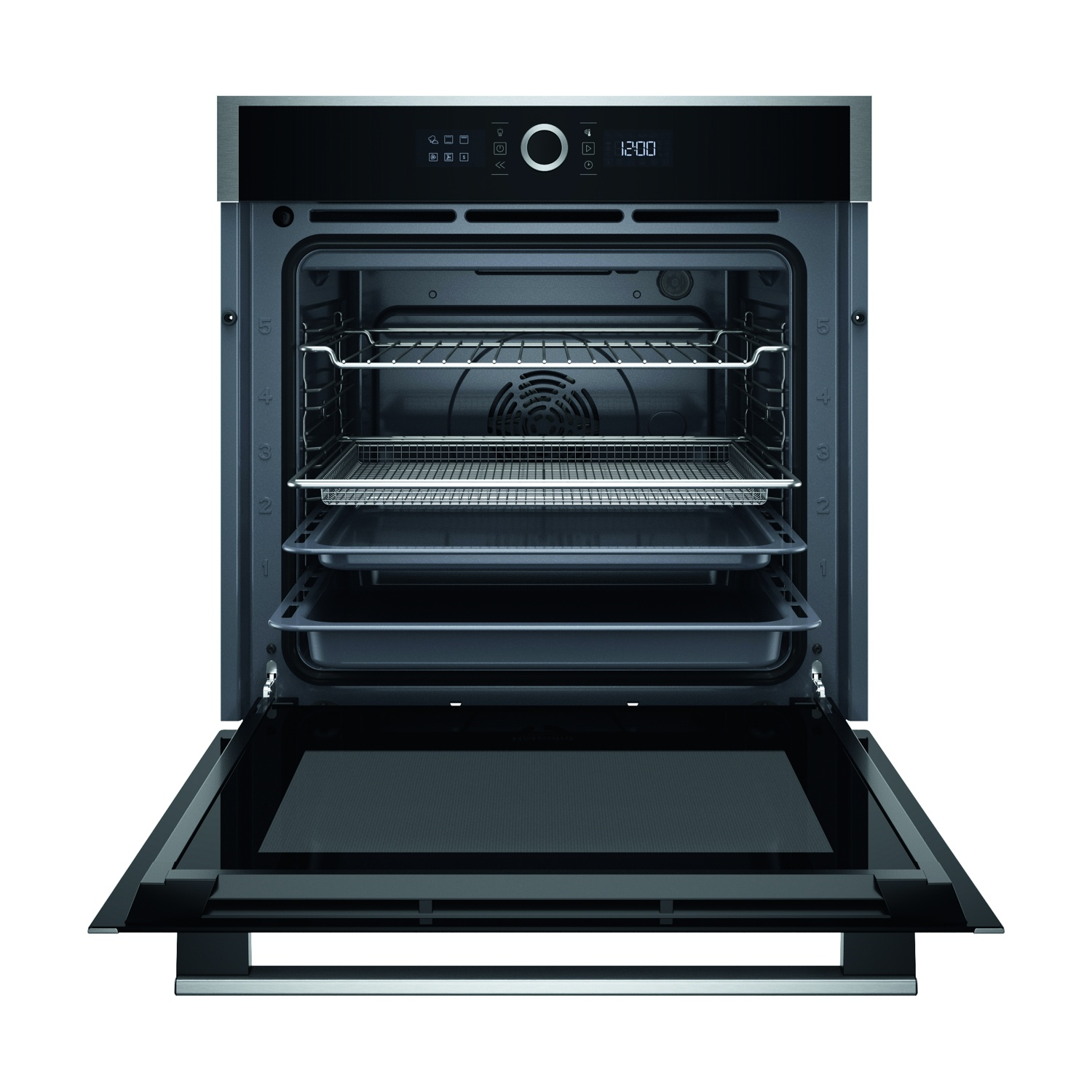 Un forno aperto con griglie e vassoi all'interno. La porta è aperta. Il display digitale mostra 12:00. Argento e nero.