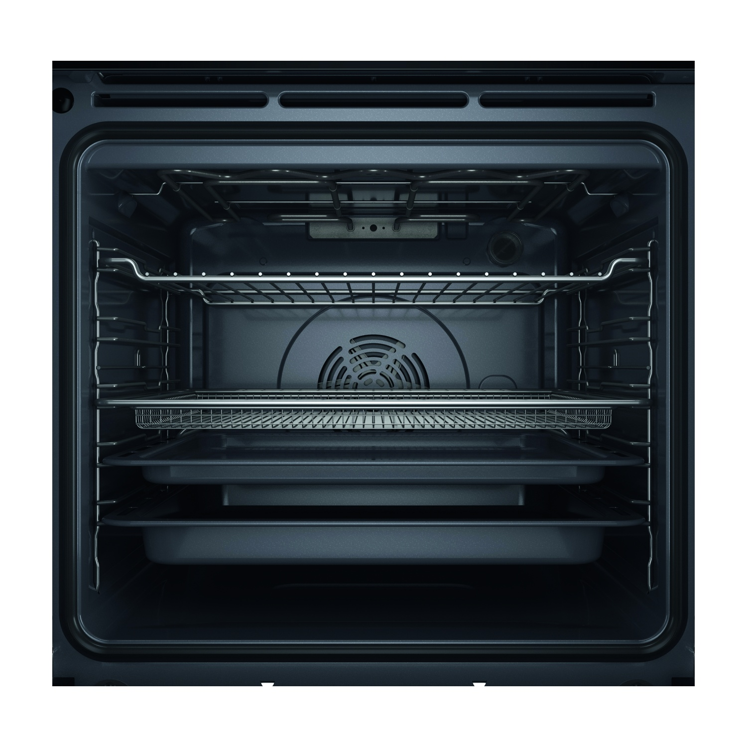 Interno di forno vuoto e aperto con tre griglie e due vassoi. Una ventola è visibile sul retro. Il forno è grigio scuro.