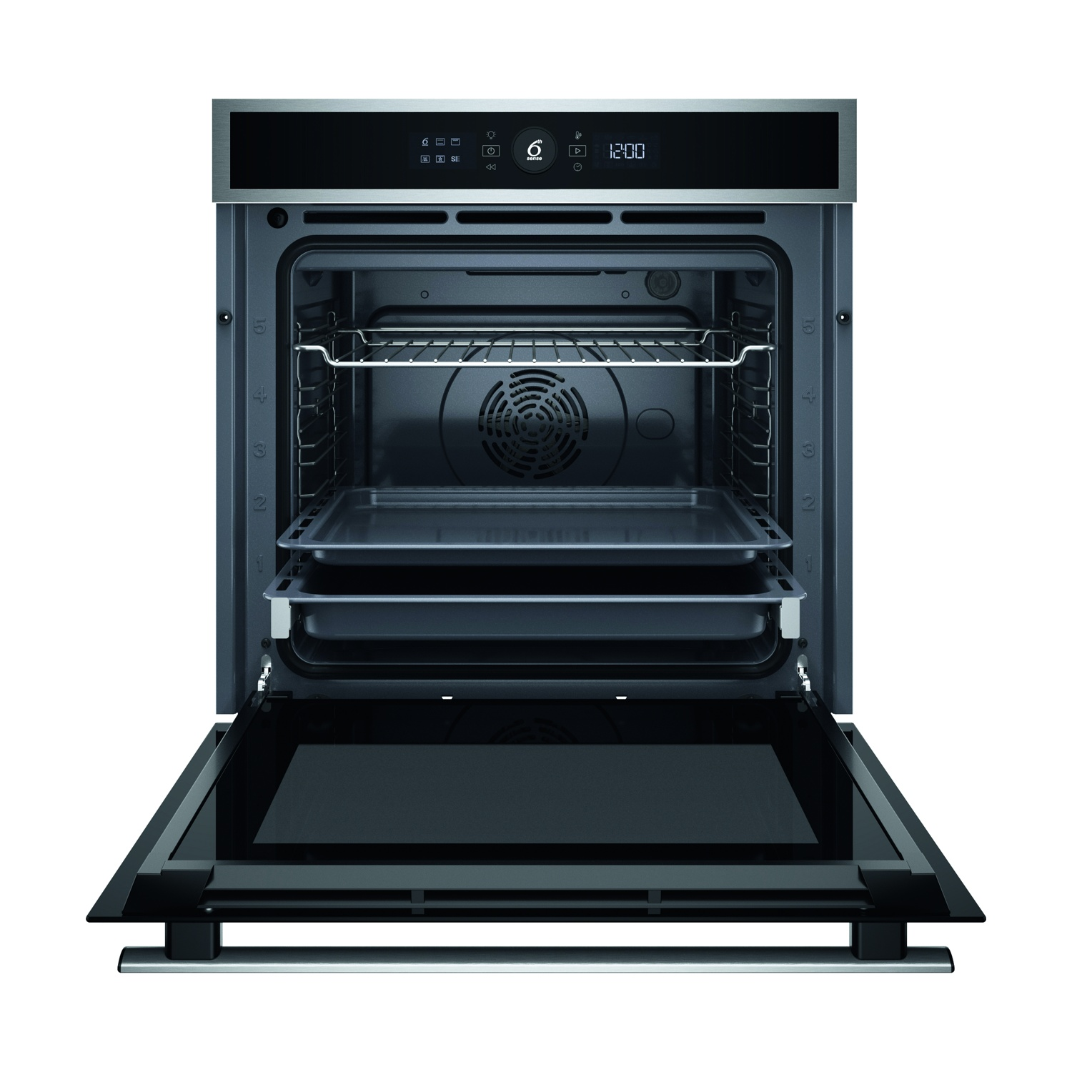 Un forno aperto con tre vassoi all'interno. La porta è aperta. Il forno ha un display digitale dell'orologio.
