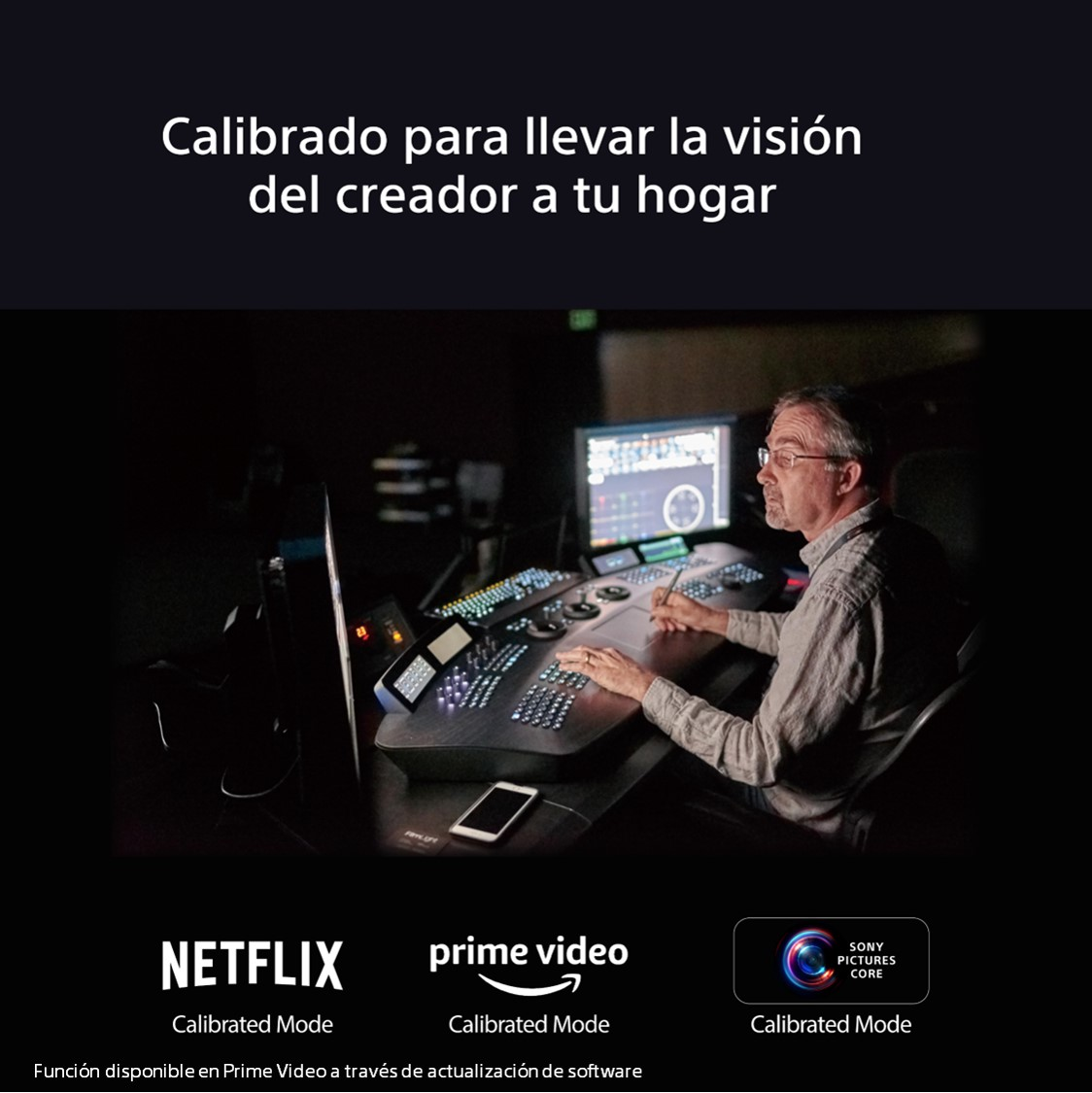 Un hombre con gafas opera un panel de control en una habitación con poca luz. Visible una pantalla de ordenador. Logotipos de Netflix, Prime Video y Sony presentes.