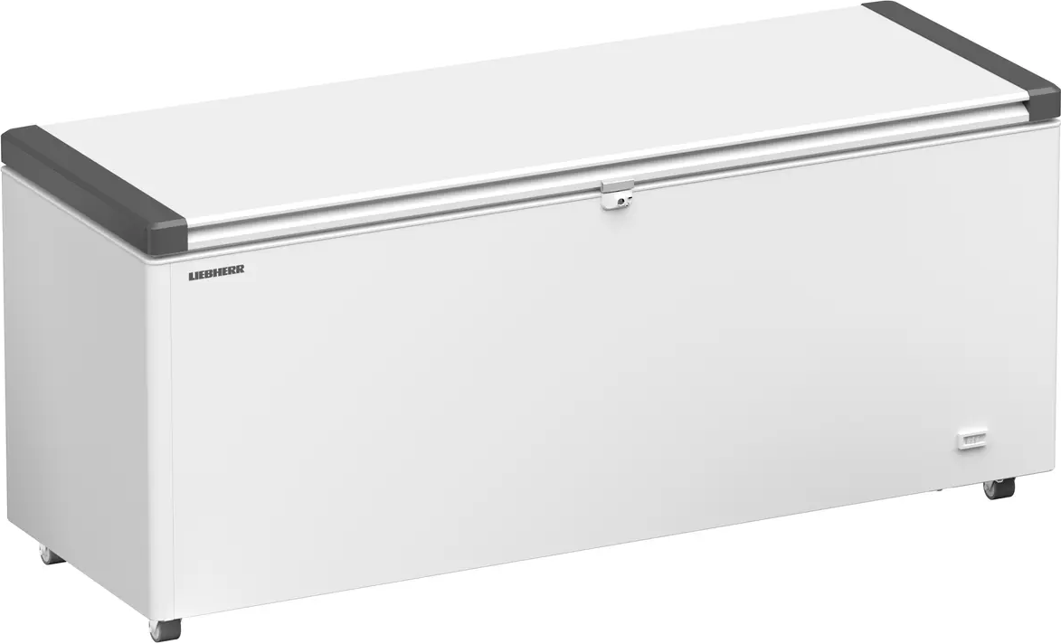 Ein weißer Liebherr-Gefrierschrank. Er hat einen weißen Korpus, einen grauen Deckel und kleine Räder. Ein Griff und der Markenname sind sichtbar.