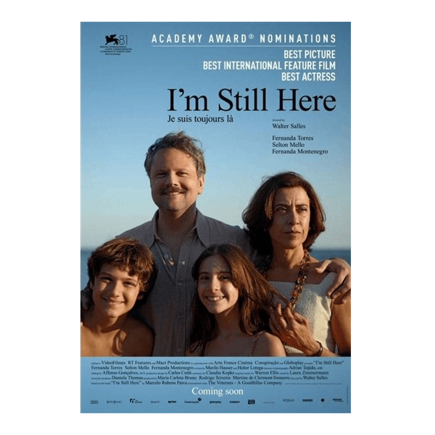 Filmposter: Familieportret. Titel: I'm Still Here. Cast: Fernanda Torres, Selton Mello. Blauwe hemel achtergrond.
