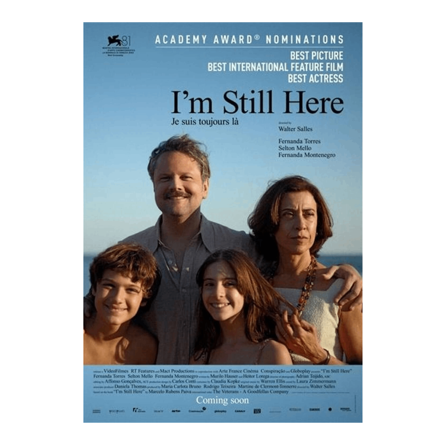 Affiche du film 'I'm Still Here'. Une famille de quatre personnes est au centre de l'affiche. L'affiche a un fond bleu.