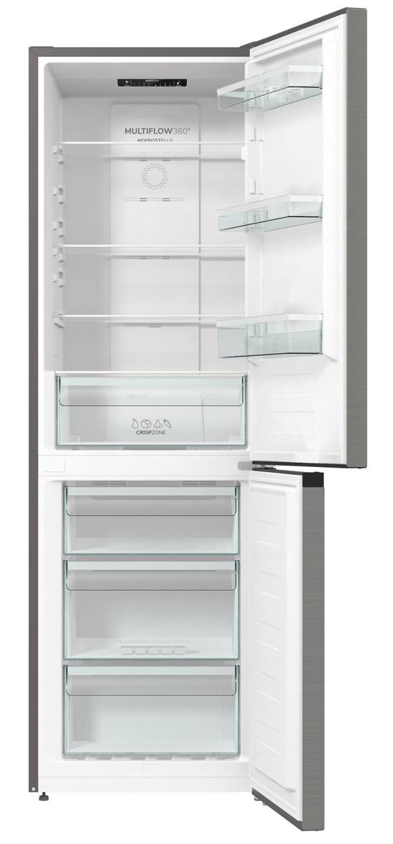Ein offener Kühlschrank zeigt Regale, Schubladen und die CRISPZONE. Die Gefriertür ist offen. Der Kühlschrank ist leer.
