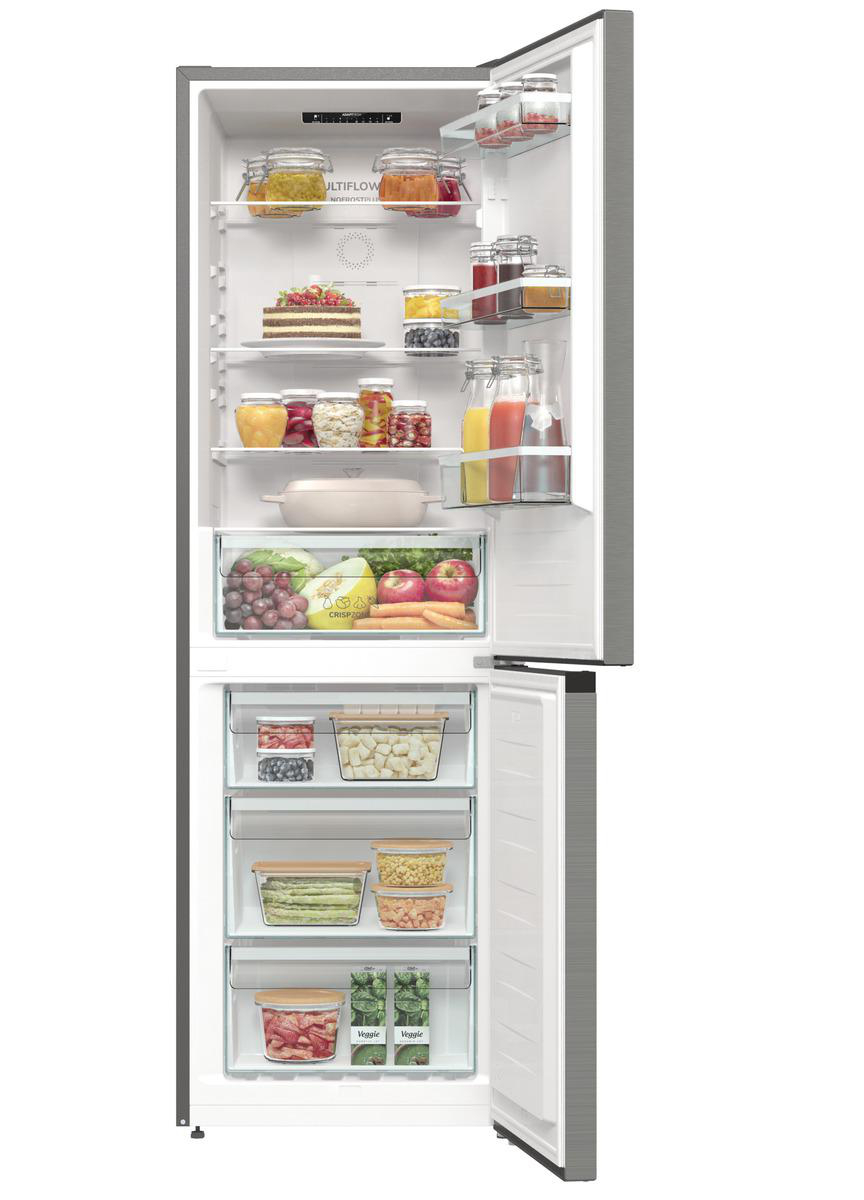 Offener Kühlschrank mit verschiedenen Lebensmitteln. Gläser, Kuchen, Obst und Gemüse sind im Kühlschrank sichtbar.