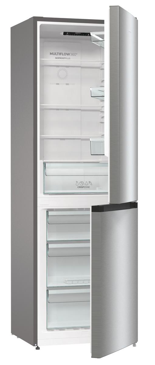 Ein Kühlschrank aus Edelstahl mit offener Tür. Im Inneren befinden sich Regale, Gemüseschubladen und das Multiflow 360° Logo.