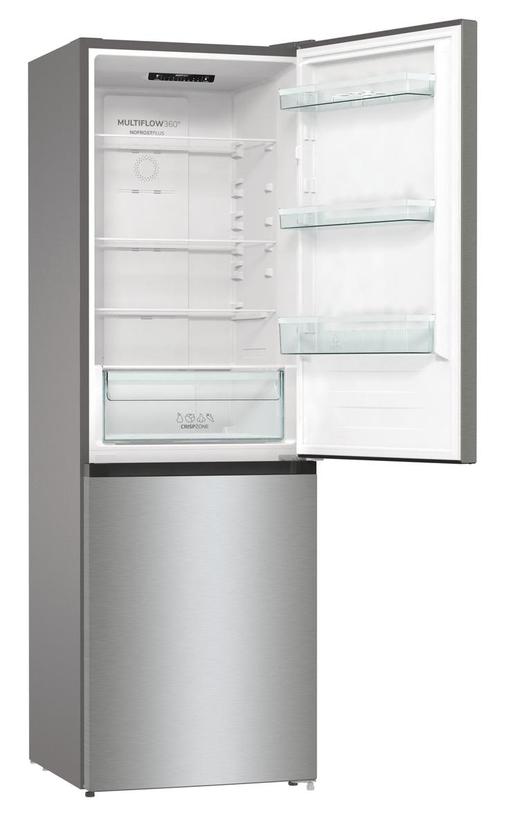 Ein Edelstahlkühlschrank ist geöffnet und zeigt Regale und eine Gemüseschublade. Die Tür ist offen und zeigt das Innere des Kühlschranks.