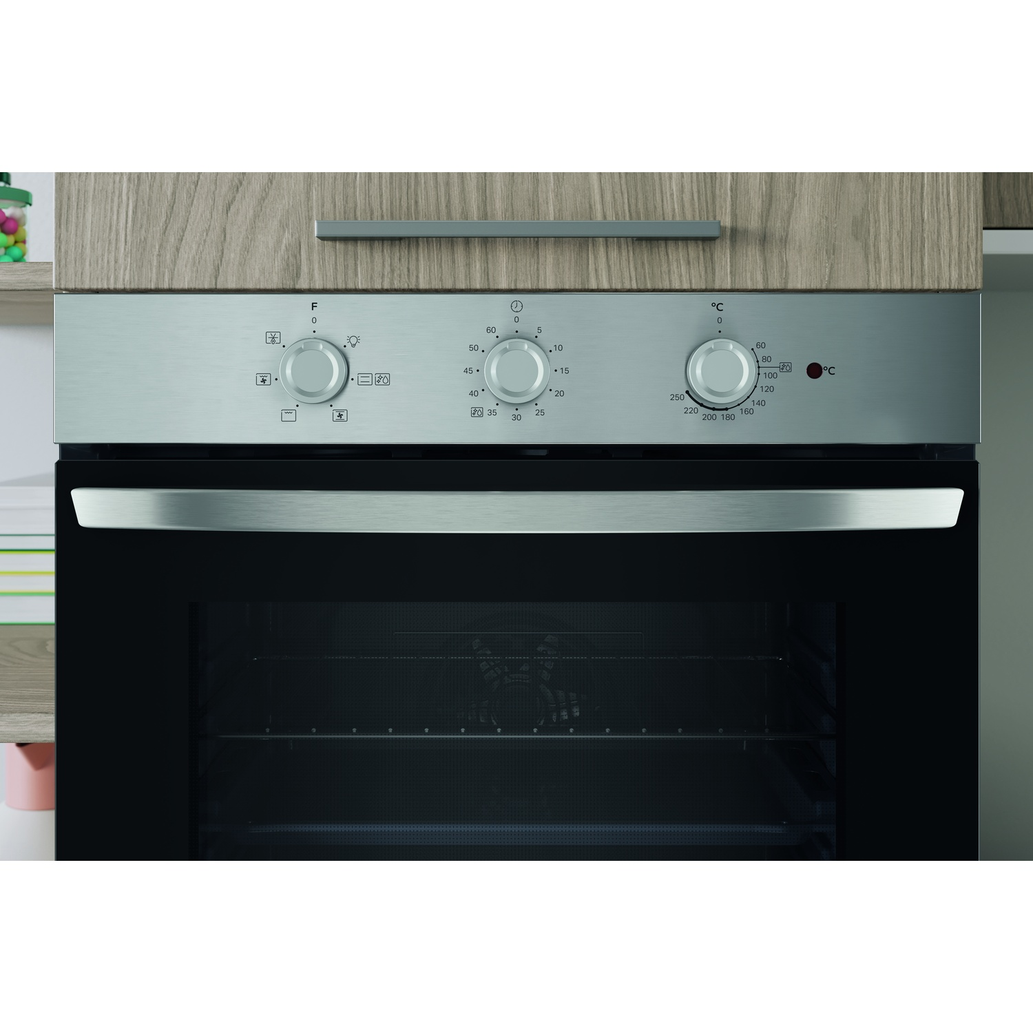 Un forno in acciaio inossidabile con manopole. La porta è chiusa e l'interno è visibile. Lo sfondo è un mobile in legno.