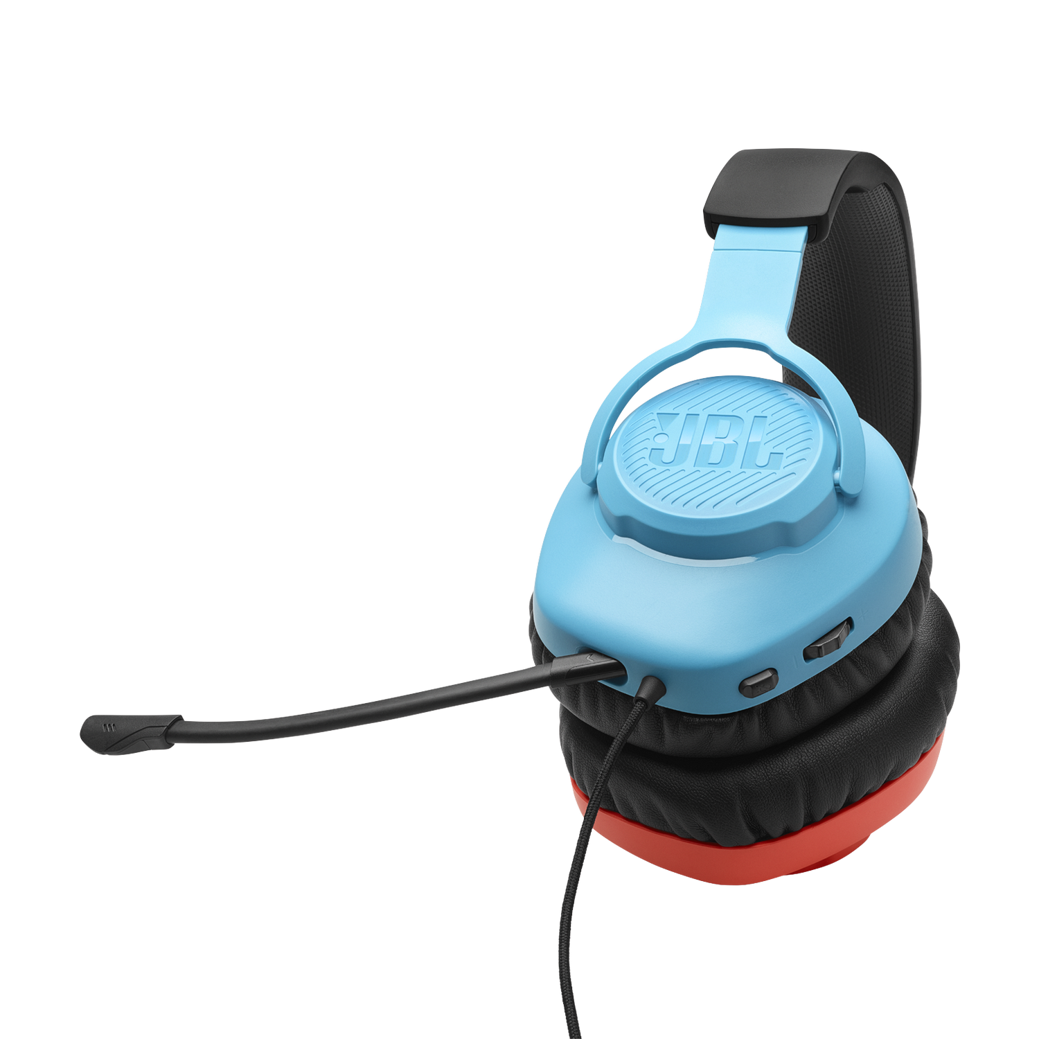 Unos auriculares gaming JBL azul claro con micrófono negro. Las orejeras son negras y rojas, con fondo gris.