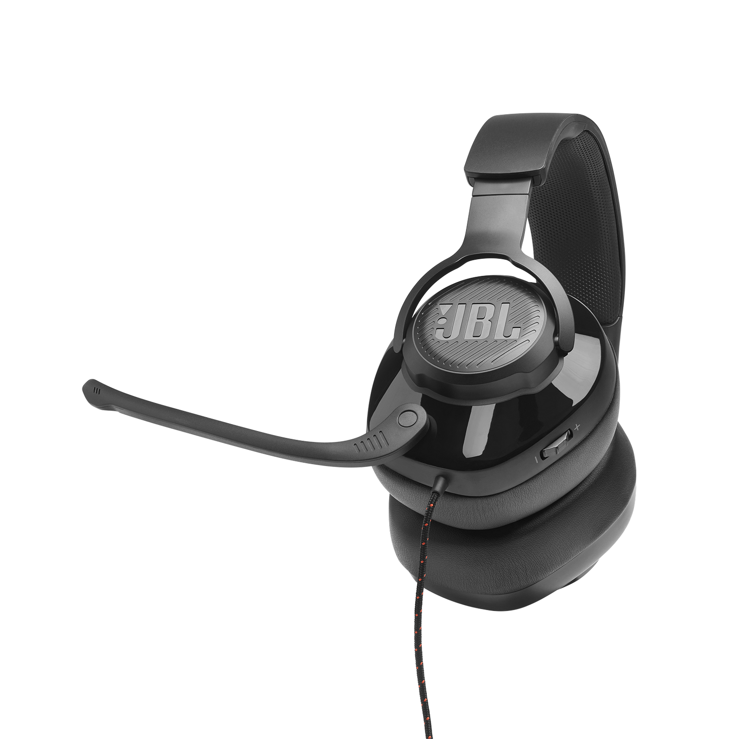 Auriculares JBL negros para juegos con micrófono y controles de volumen. El cable es negro y rojo. El fondo es gris.