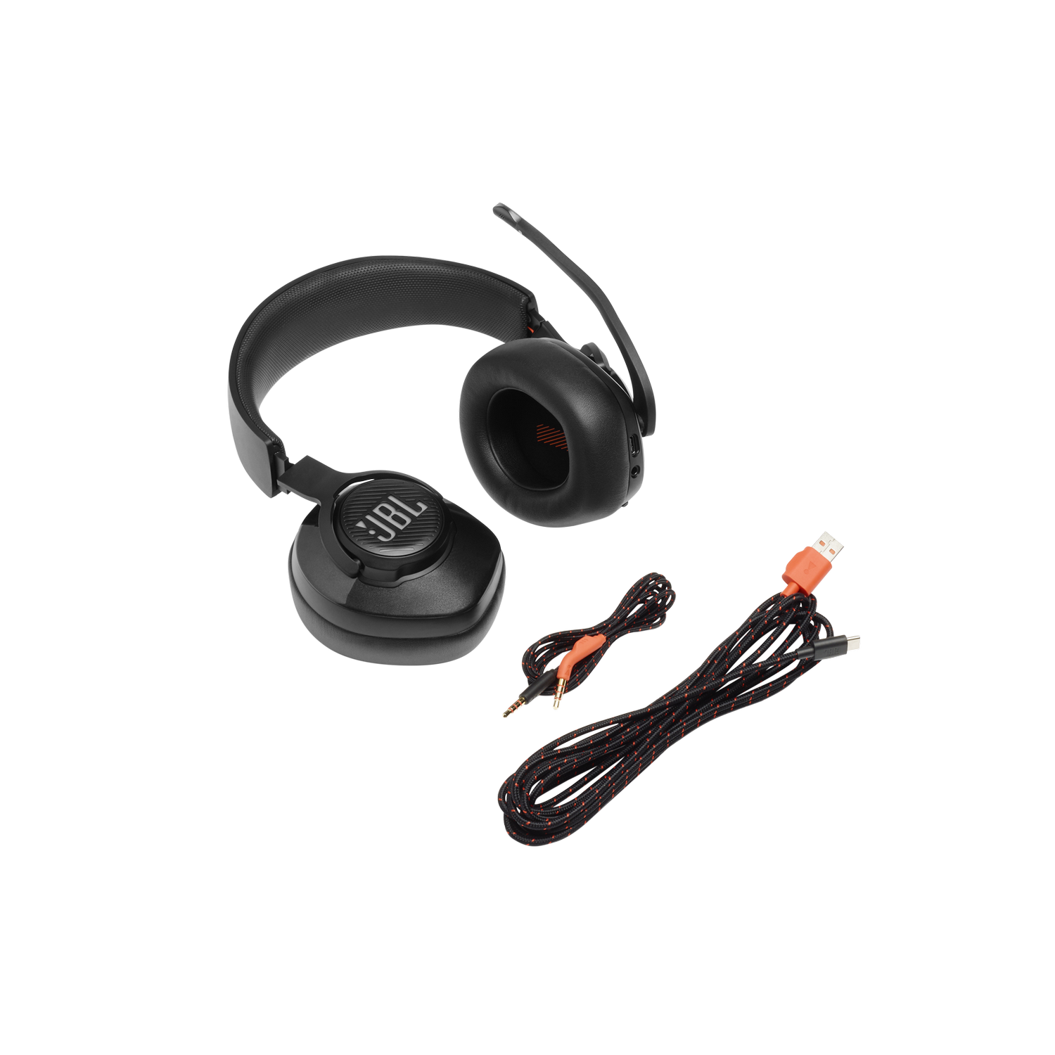 Auriculares gaming JBL negros con micrófono, un cable y un cable jack de 3,5 mm, todo sobre un fondo gris.