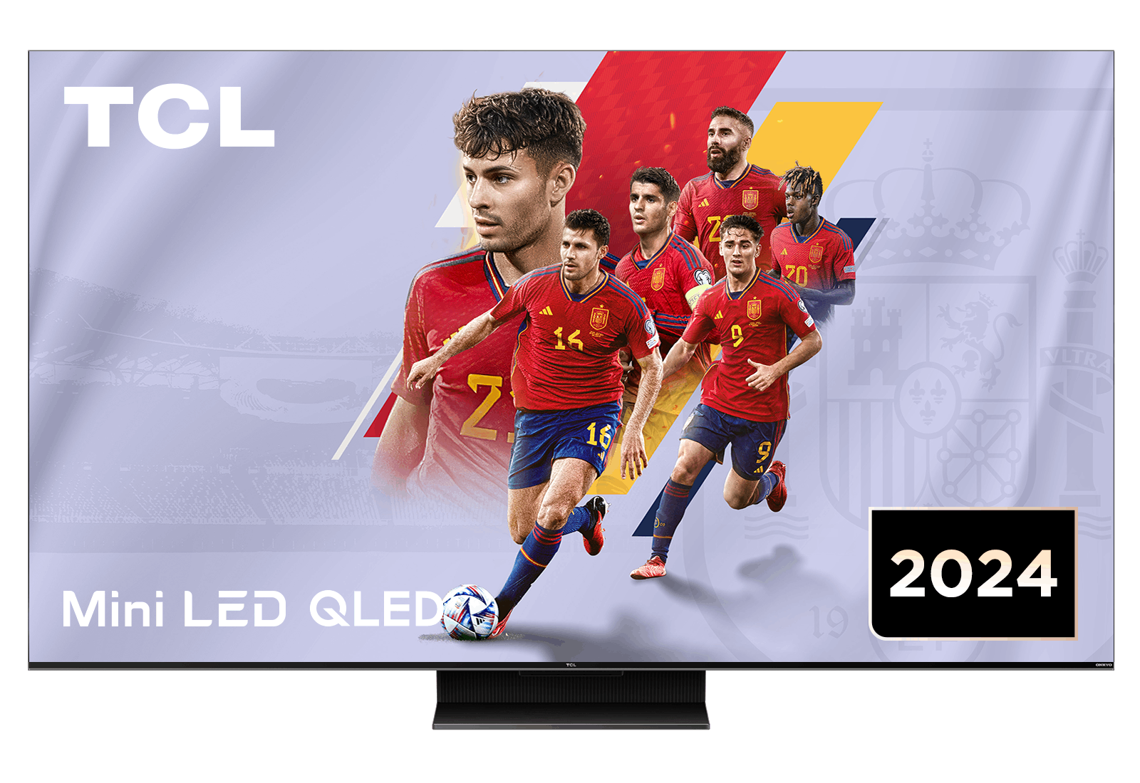 Televisor TCL con jugadores de fútbol españoles. Jugadores con camisetas rojas en la pantalla. Balón de fútbol en primer plano. Se muestra 2024.