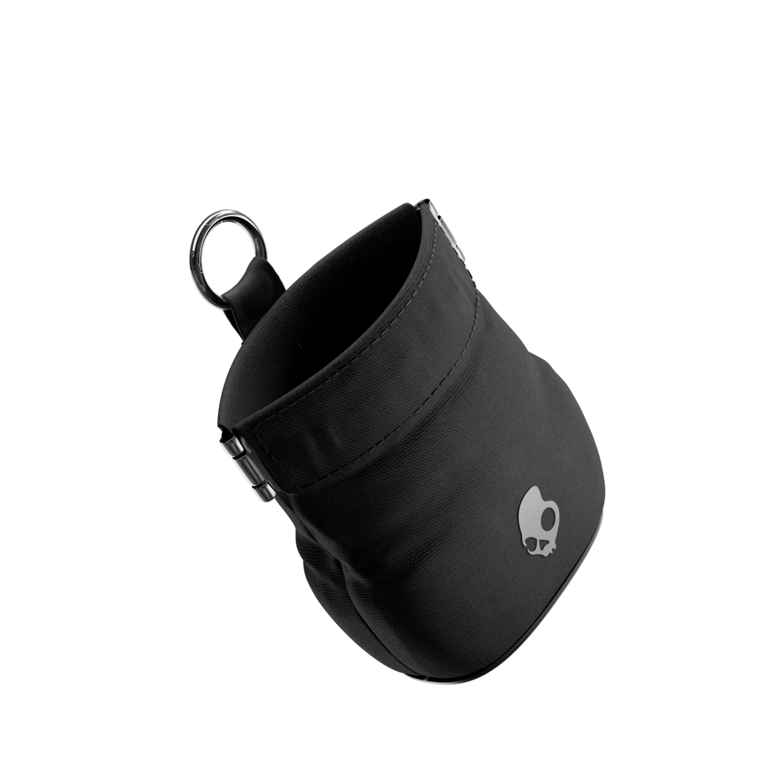 Un sac noir Skullcandy avec un anneau métallique et un logo de crâne, suspendu en l'air sur un fond noir.