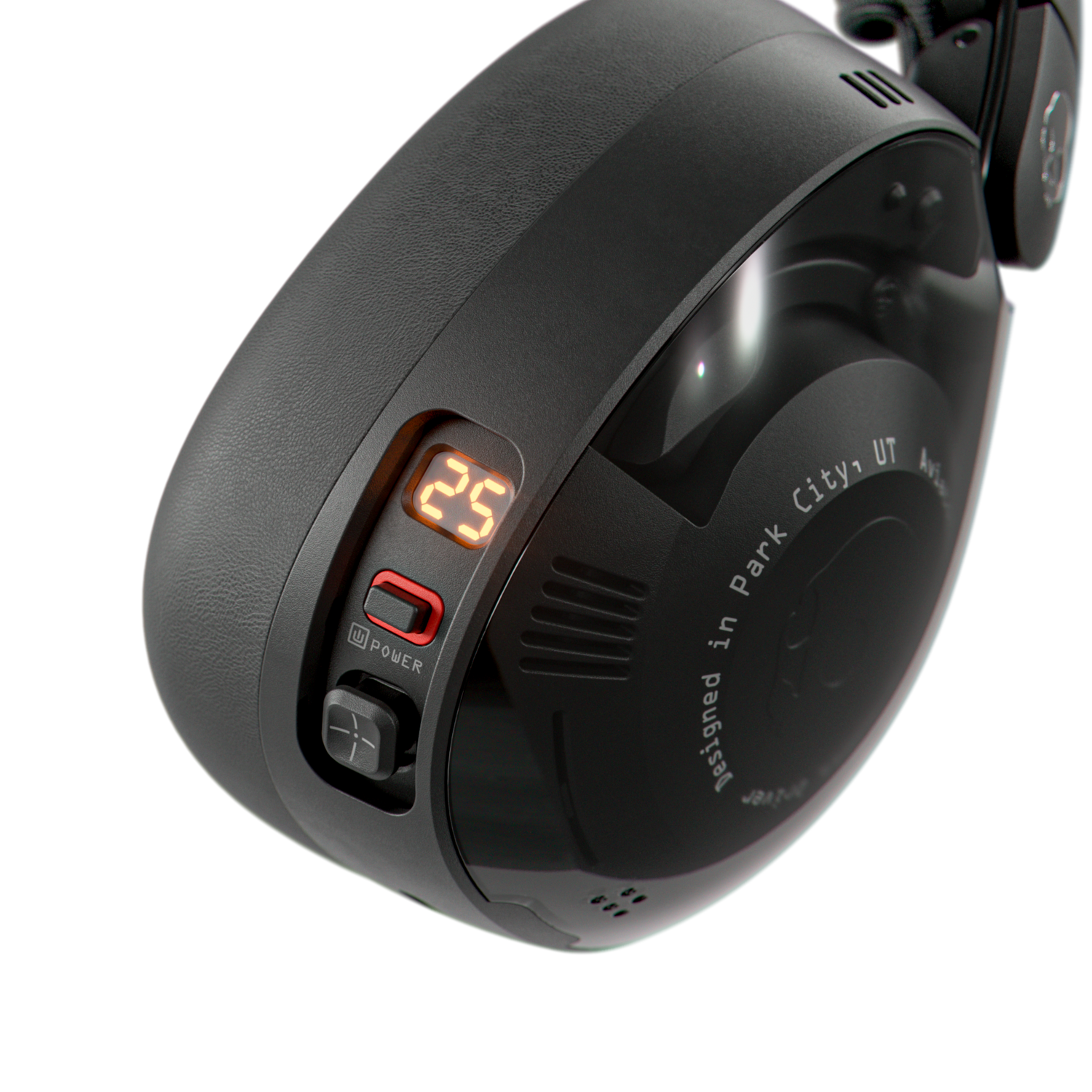 Gros plan sur un casque noir. L'écran affiche "25". Les boutons incluent l'alimentation et un pavé directionnel. Texte "Designed in Park City, UT".