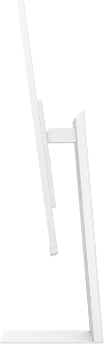 Egy fehér számítógép monitor látható. A képernyő szögben áll, egy állvány tartja. Az állvány téglalap alakú és vastag talppal rendelkezik.