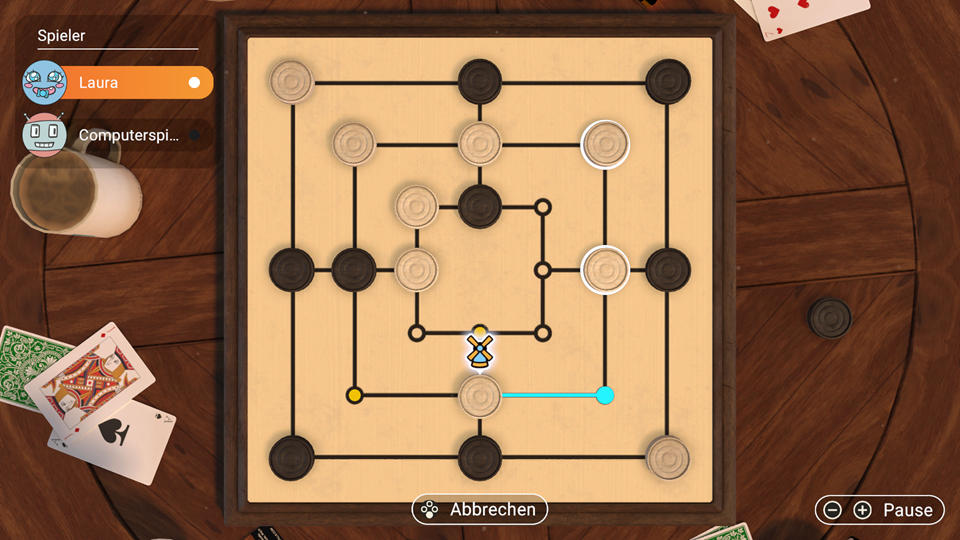 Ein Brettspiel ist im Gange. Schwarze und weiße Spielfiguren befinden sich auf einem Holzbrett. Spielkarten und eine Kaffeetasse liegen auf dem Tisch.