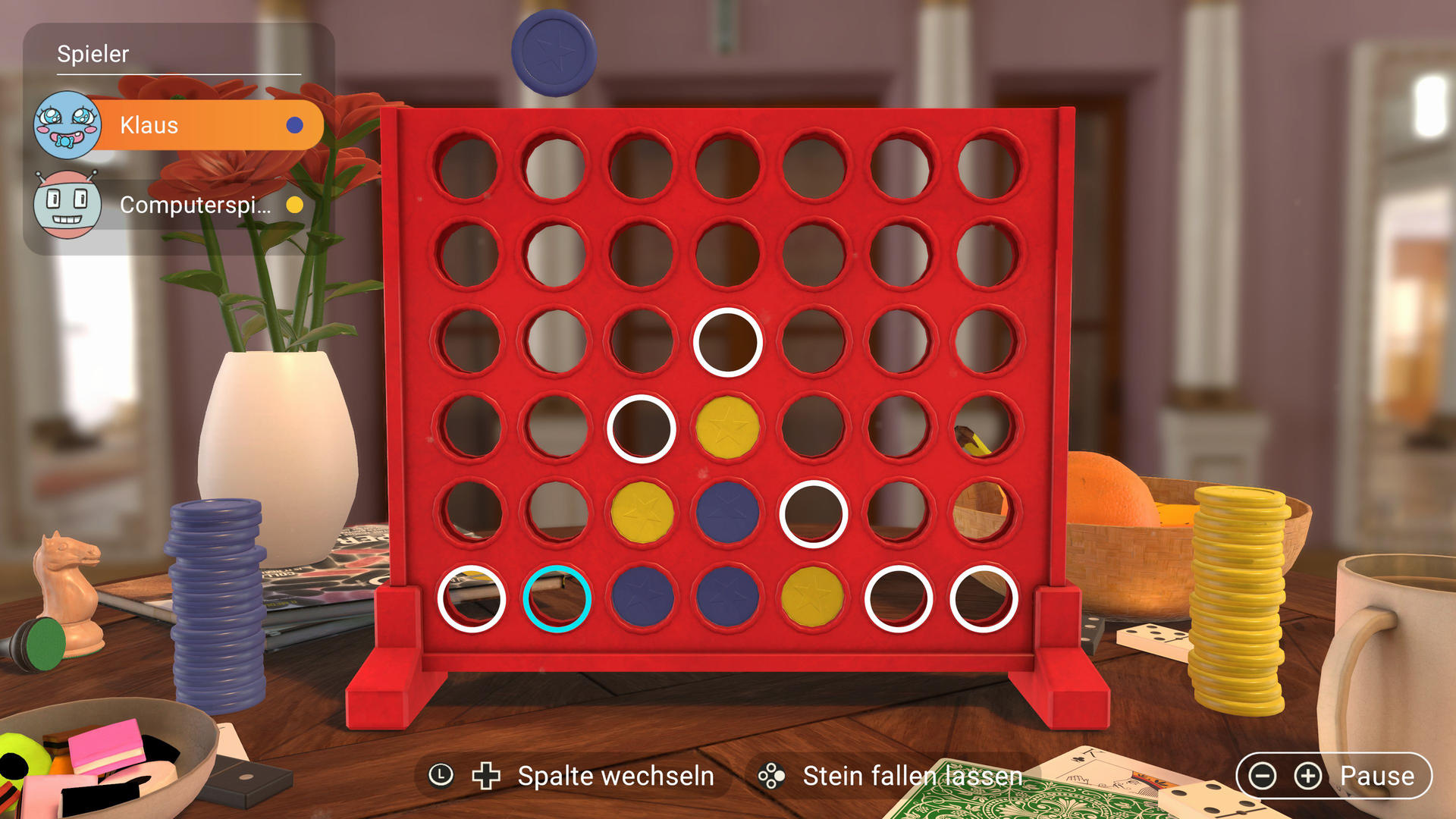 Ein Connect-Four-Spiel mit rotem Brett, blauen und gelben Chips. Weitere Objekte sind eine Vase, Chips und eine Kaffeetasse.