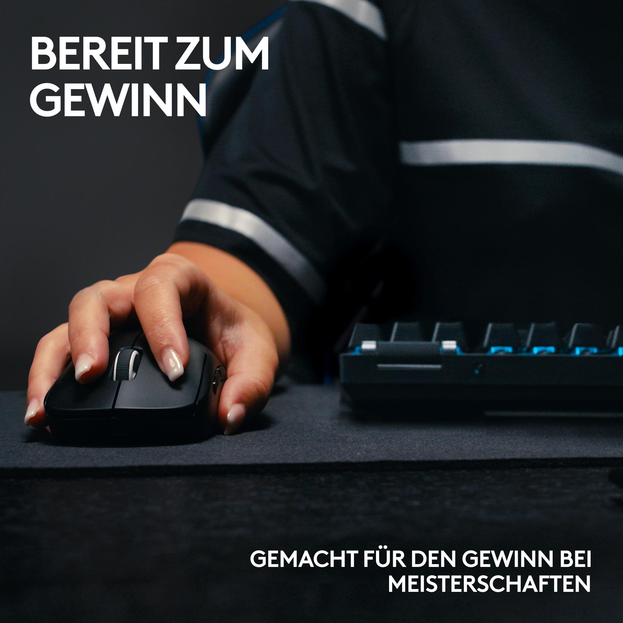 Eine Hand hält eine schwarze Maus. Im Hintergrund befindet sich eine Tastatur. Der Text lautet 'BEREIT ZUM GEWINN'.