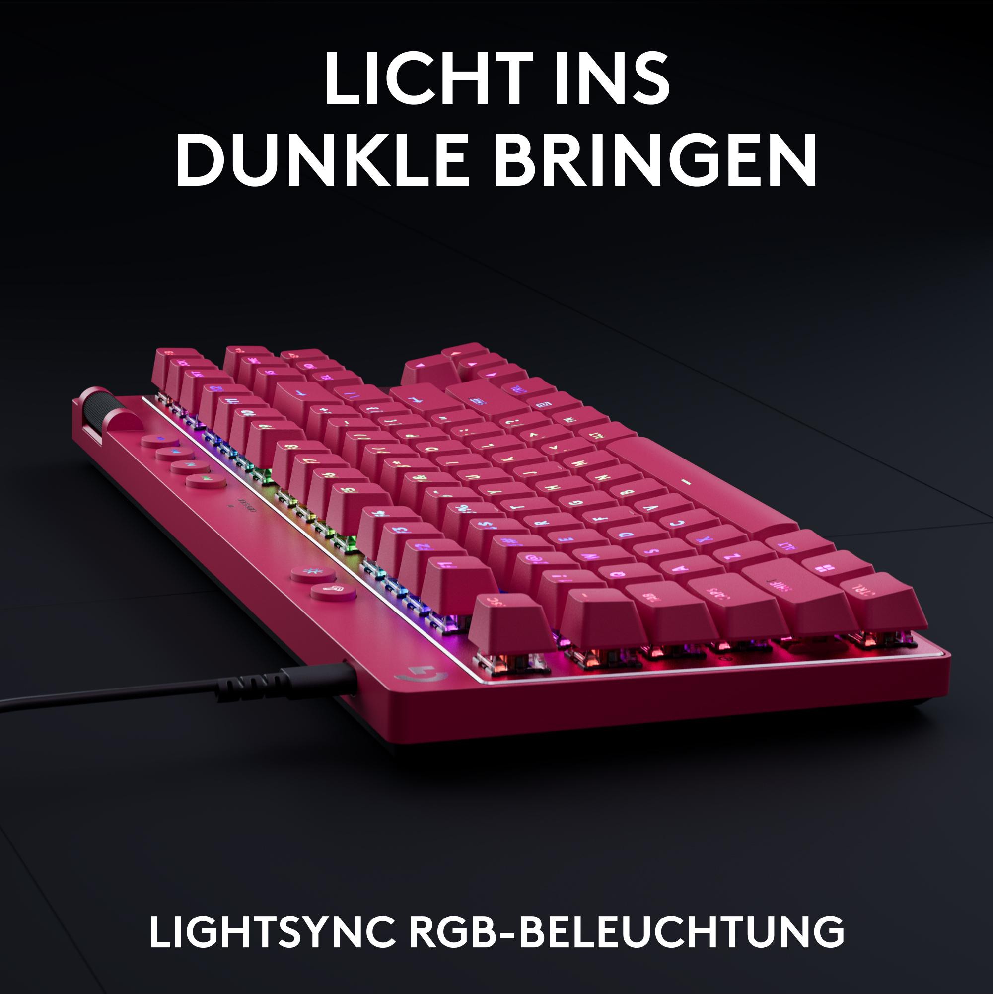 Eine pinkfarbene mechanische Tastatur mit beleuchteten Tasten liegt auf einer schwarzen Oberfläche. Text: 'Licht ins Dunkle'.