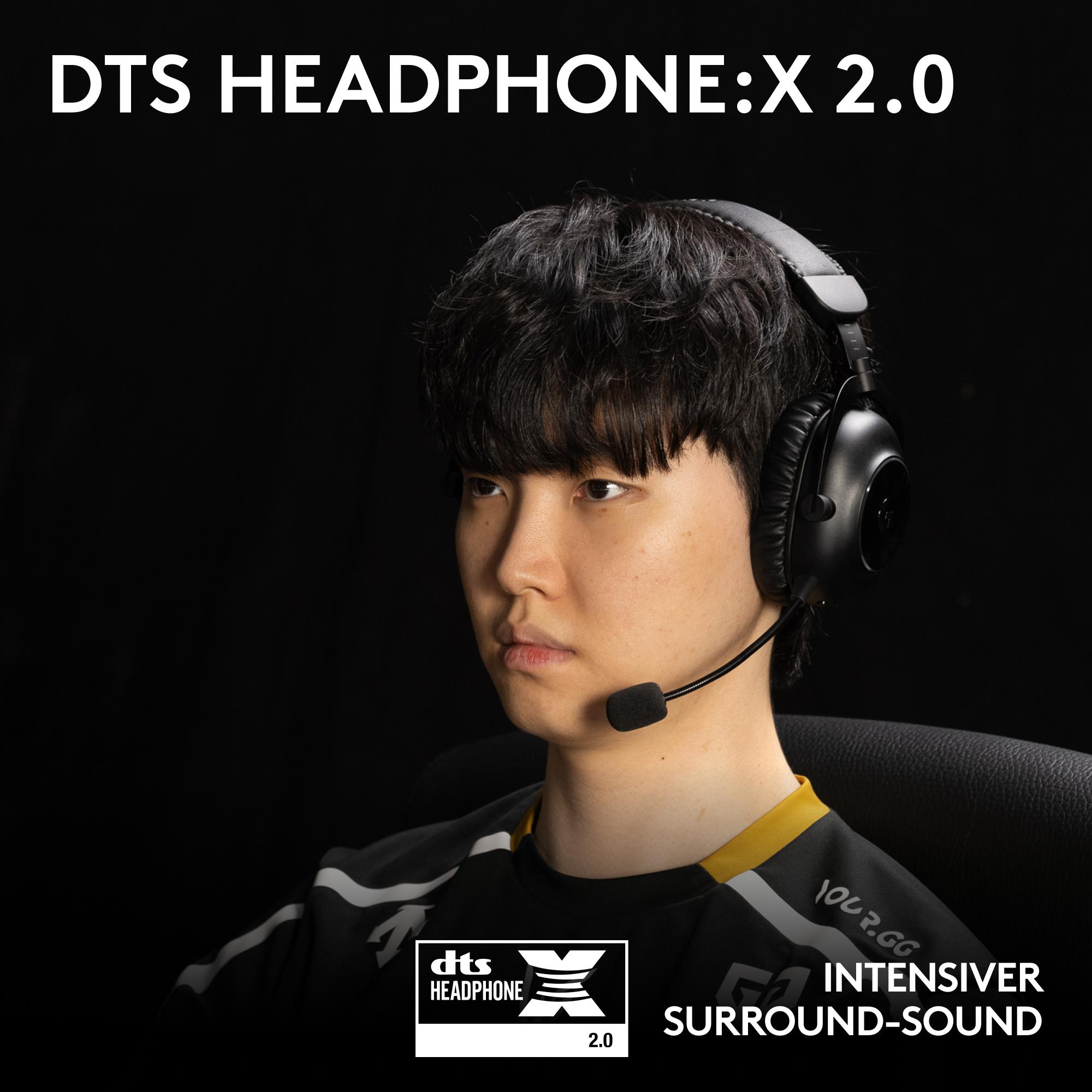 Eine Person mit Kopfhörern und Mikrofon. Der Hintergrund ist dunkel. Der Text lautet DTS HEADPHONE:X 2.0 und INTENSIVER SURROUND-SOUND.
