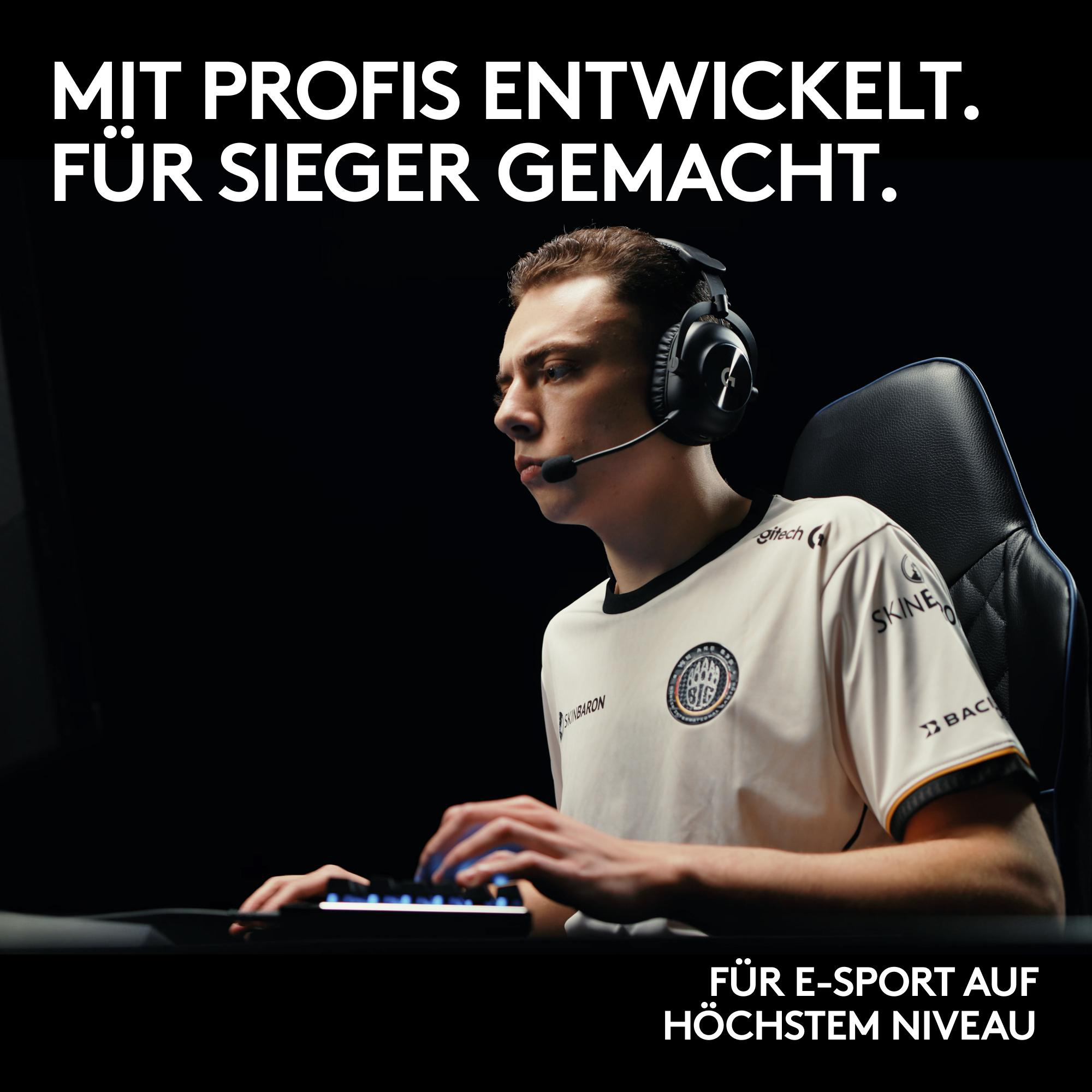 Ein Spieler mit Headset, der auf einen Bildschirm schaut. Text sagt: 'Mit Profis entwickelt. Für Sieger gemacht' und 'Für E-Sport auf höchstem Niveau'.