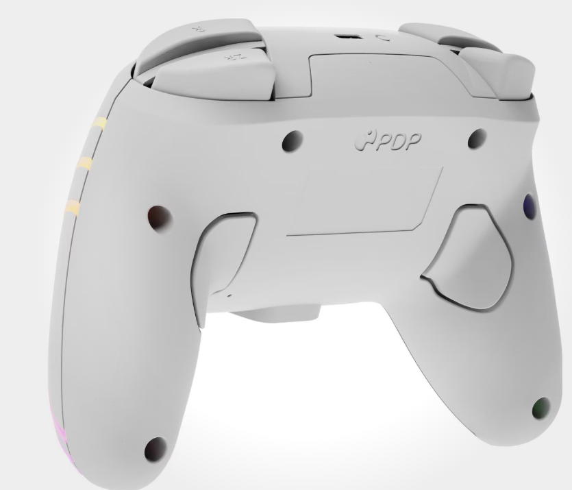 Ein grauer Gamecontroller wird von hinten gezeigt. Er hat Knöpfe, Auslöser und das PDP-Logo. Das Design ist elegant.
