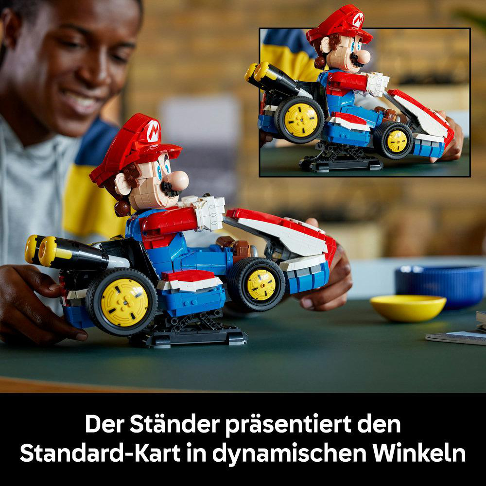 Eine Person hält ein Lego Mario Kart Spielzeug. Der Kart ist blau, rot und weiß. Mario-Figur ist auf dem Kart. Ein zweites Bild im Hintergrund.