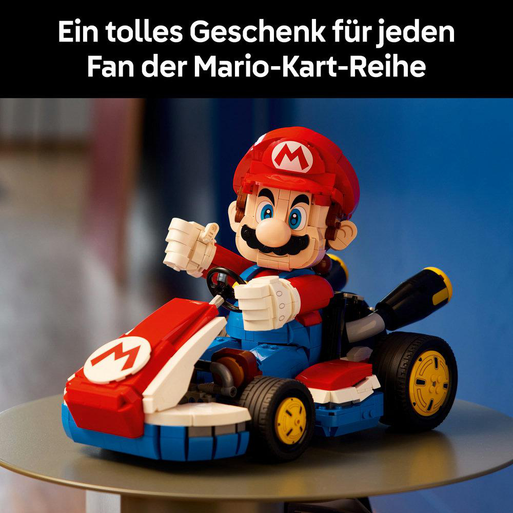 Mario-Figur in einem roten Kart. Mario trägt eine rote Mütze und blaue Latzhose. Der Kart ist rot, weiß und blau mit gelben Rädern.