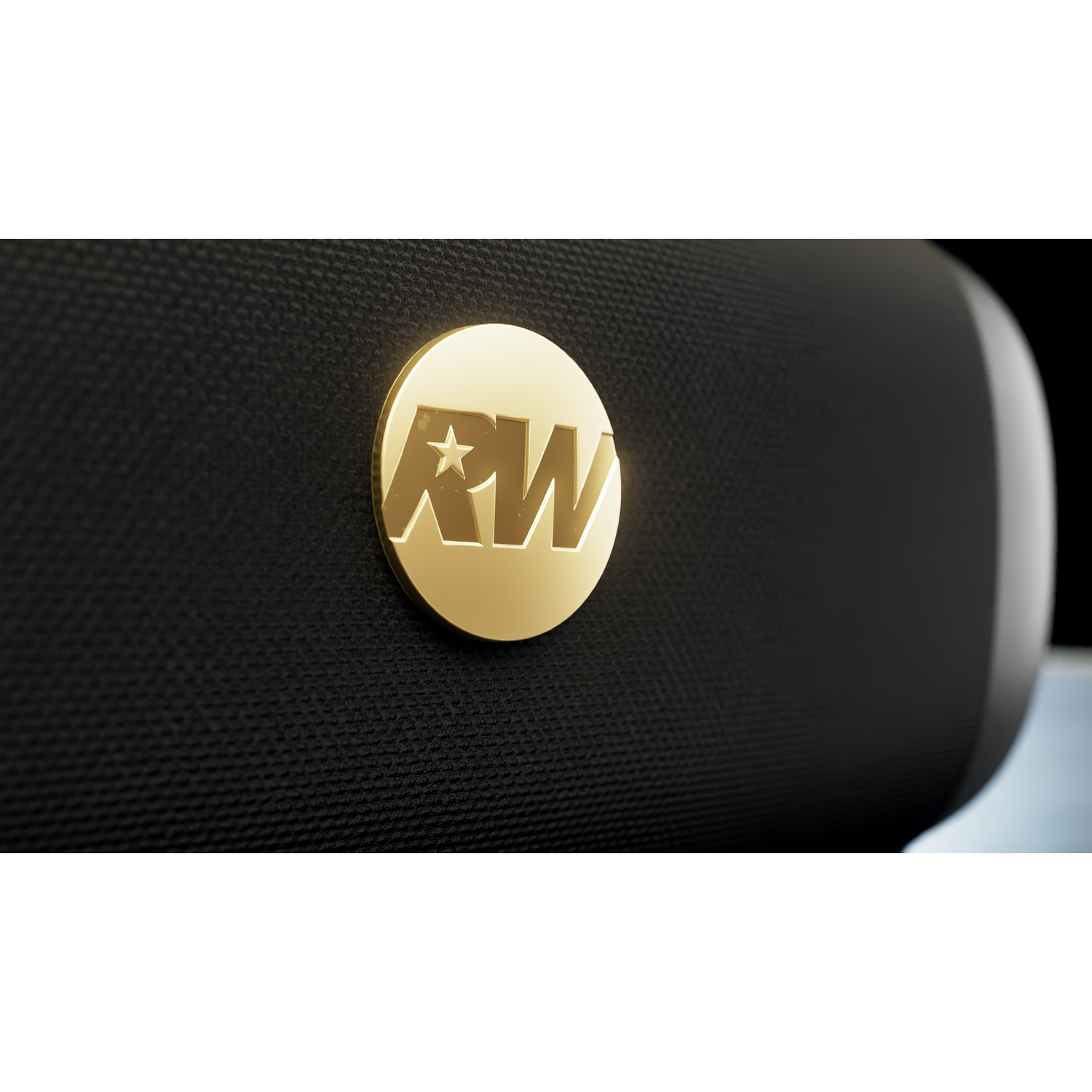 Close-up van een zwarte luidspreker met een gouden cirkelvormig logo. Het logo toont de letters 'RW' en een ster.