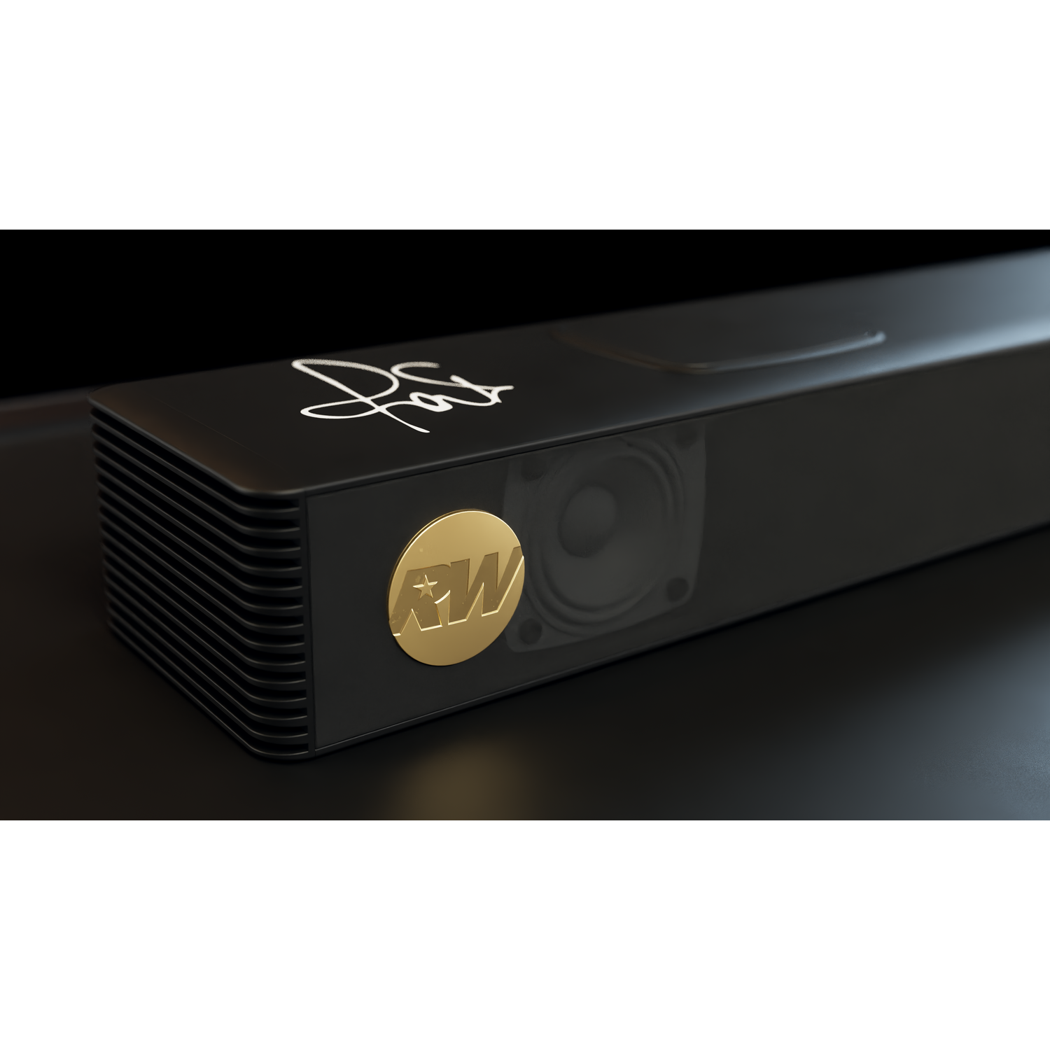 Zwarte soundbar met een gouden logo en handtekening. Een luidspreker is zichtbaar. De achtergrond is zwart.