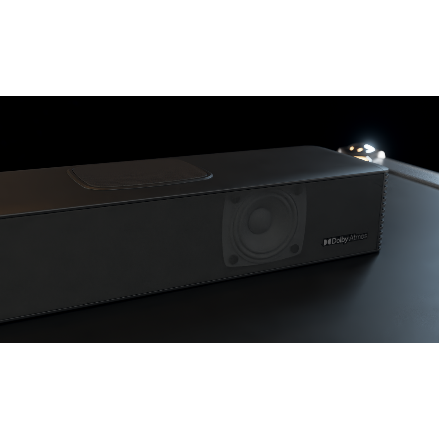 Een zwarte soundbar met een luidspreker en Dolby Atmos-logo. Het staat op een donker oppervlak met een zwarte achtergrond.
