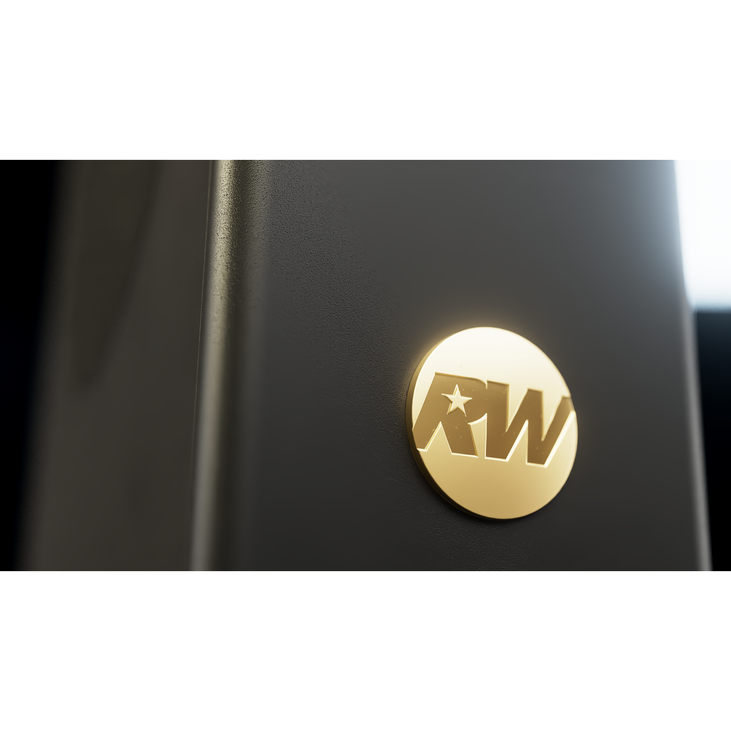Een zwart, getextureerd oppervlak met een gouden cirkelvormig embleem. Het embleem heeft een ster en de letters 'RW' in goud.