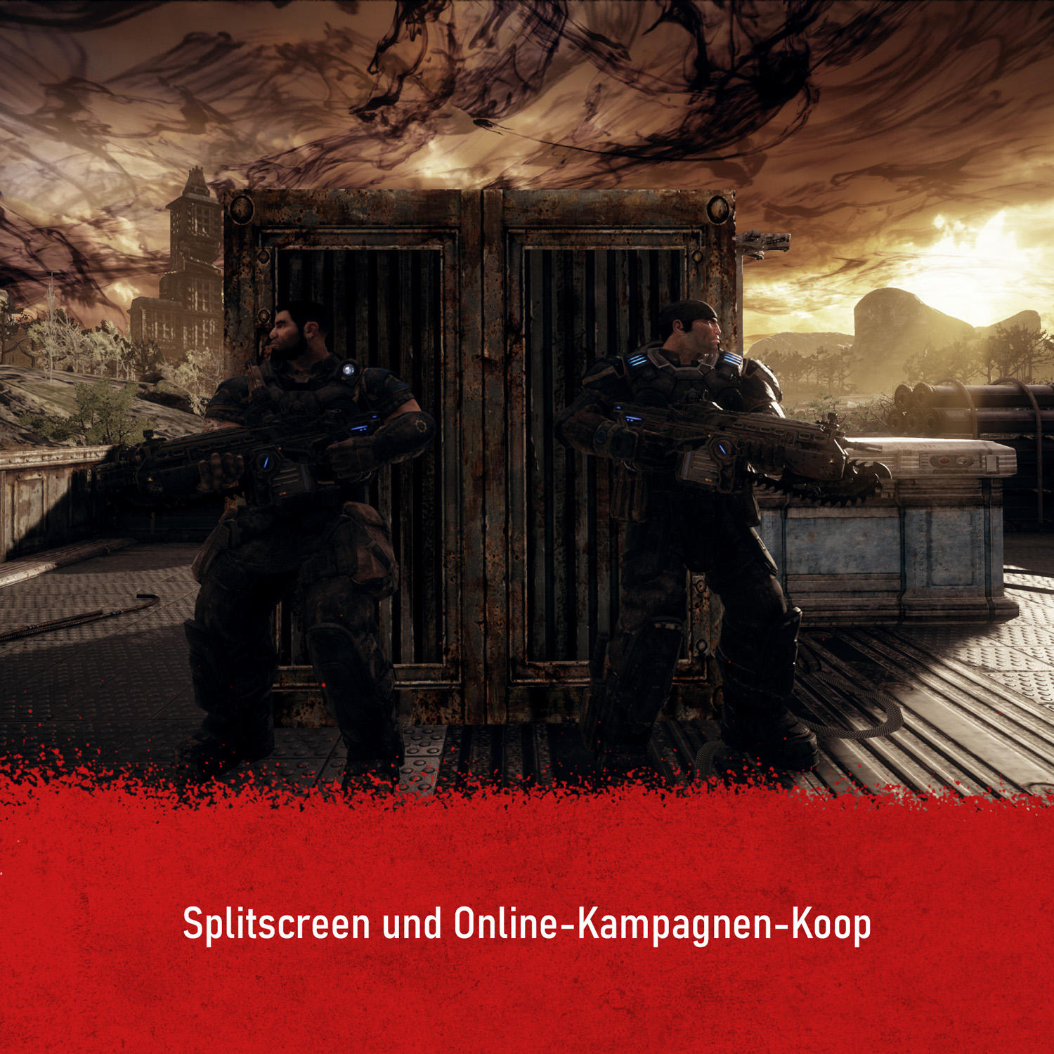 Zwei Soldaten stehen mit Gewehren und blicken in entgegengesetzte Richtungen vor einer Metalltür. Der Himmel ist wolkig und dunkel.