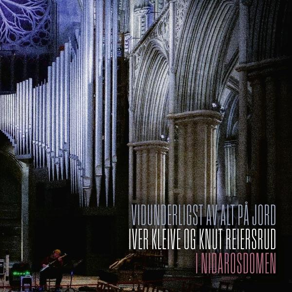 In einer Kathedrale sind eine Orgel und Säulen zu sehen. Der Text unten lautet: Iver Kleive og Knut Reiersrud.