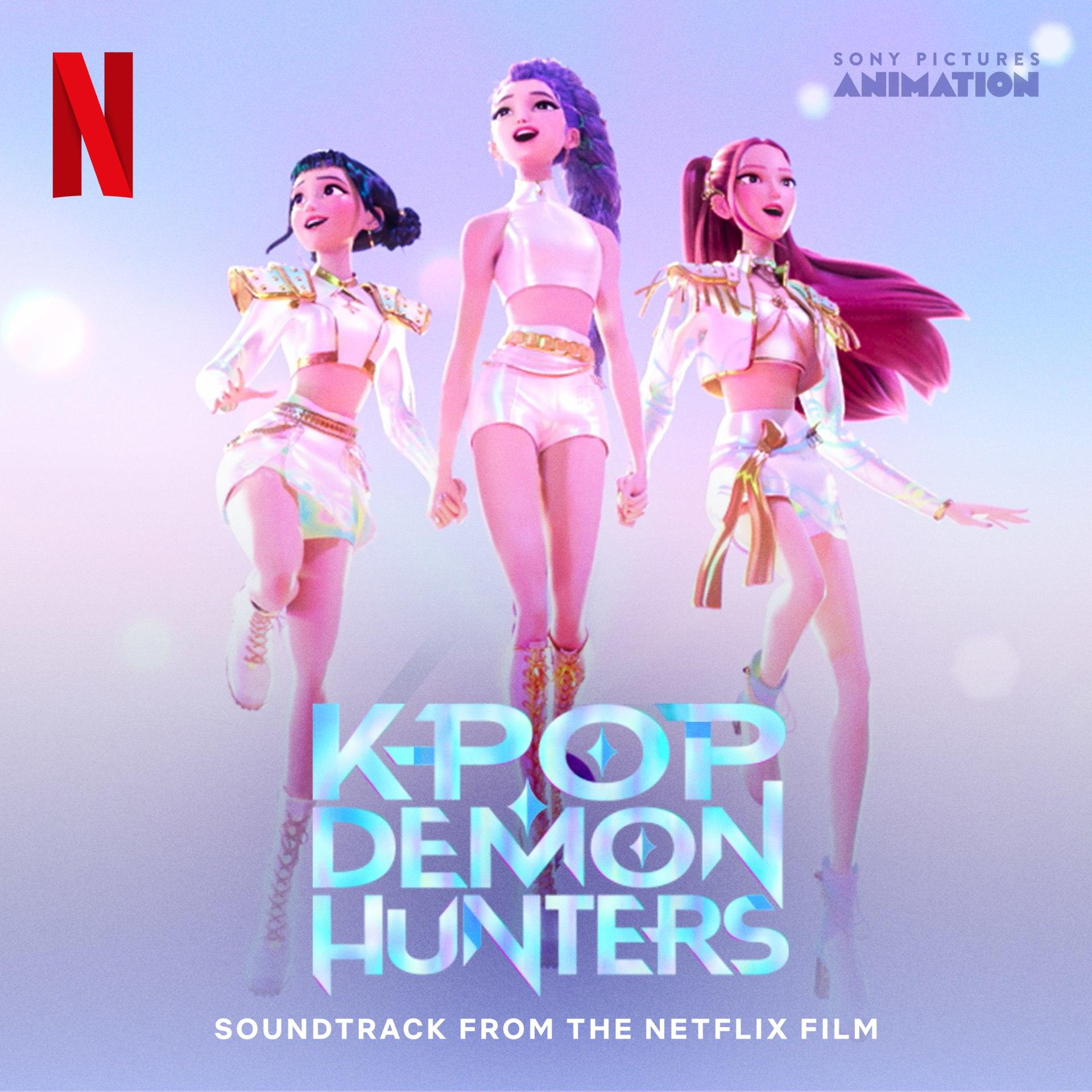 Drei animierte Frauen in weißen Outfits mit goldenen Akzenten und einem rosa-lila Hintergrund. Der Titel lautet 'K-Pop Demon Hunters'.