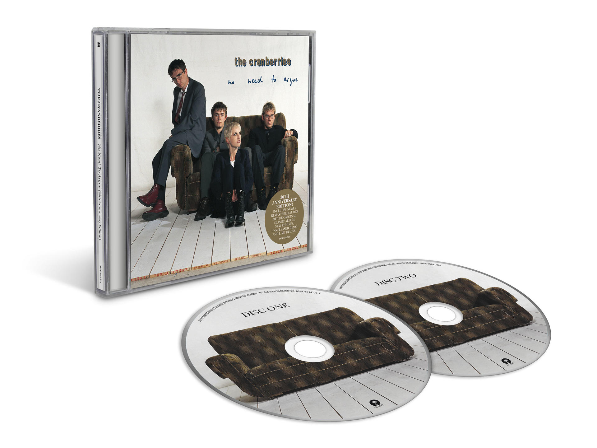 Boîtier de CD et deux CD. Le boîtier montre les membres du groupe sur un canapé. Les CD ont des imprimés de canapé.