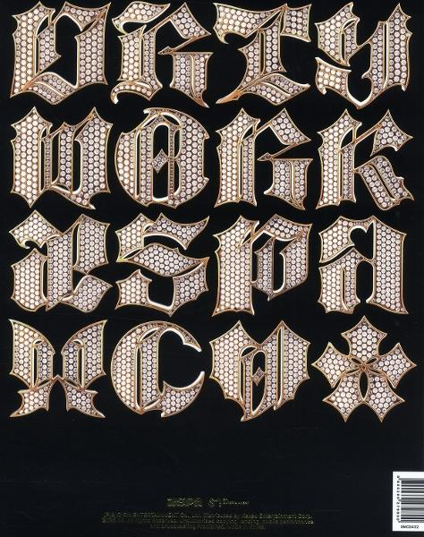 Goldene Buchstaben, die "GET RICH WORK MCN" mit rautenartigen Punkten bilden, vor schwarzem Hintergrund. Der Stil ist gotisch.