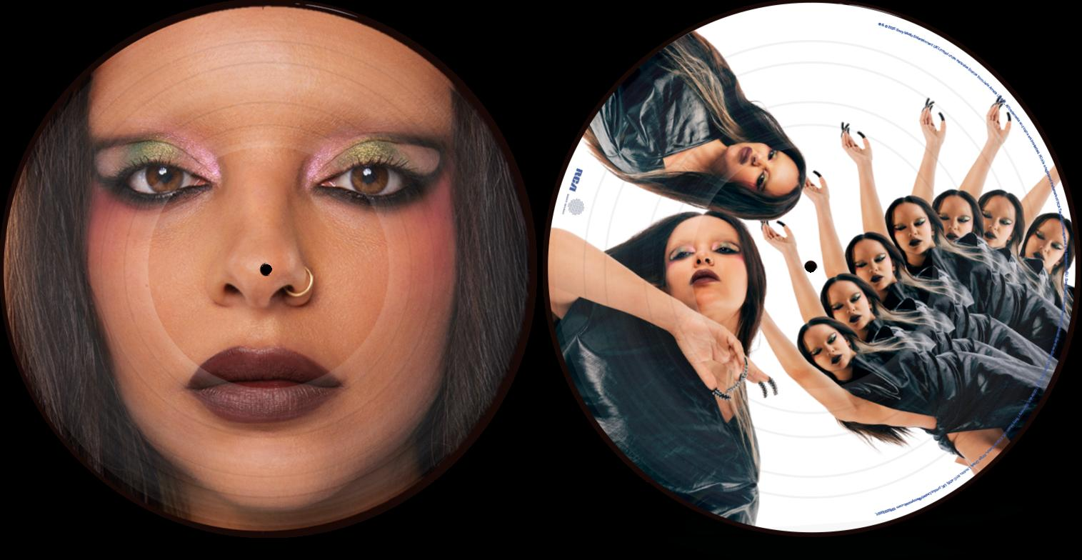 Ein Porträt mit Make-up auf einer Schallplatte. Enthält eine Nahaufnahme eines Gesichts und wiederholte Gesichter in einer Reihe.