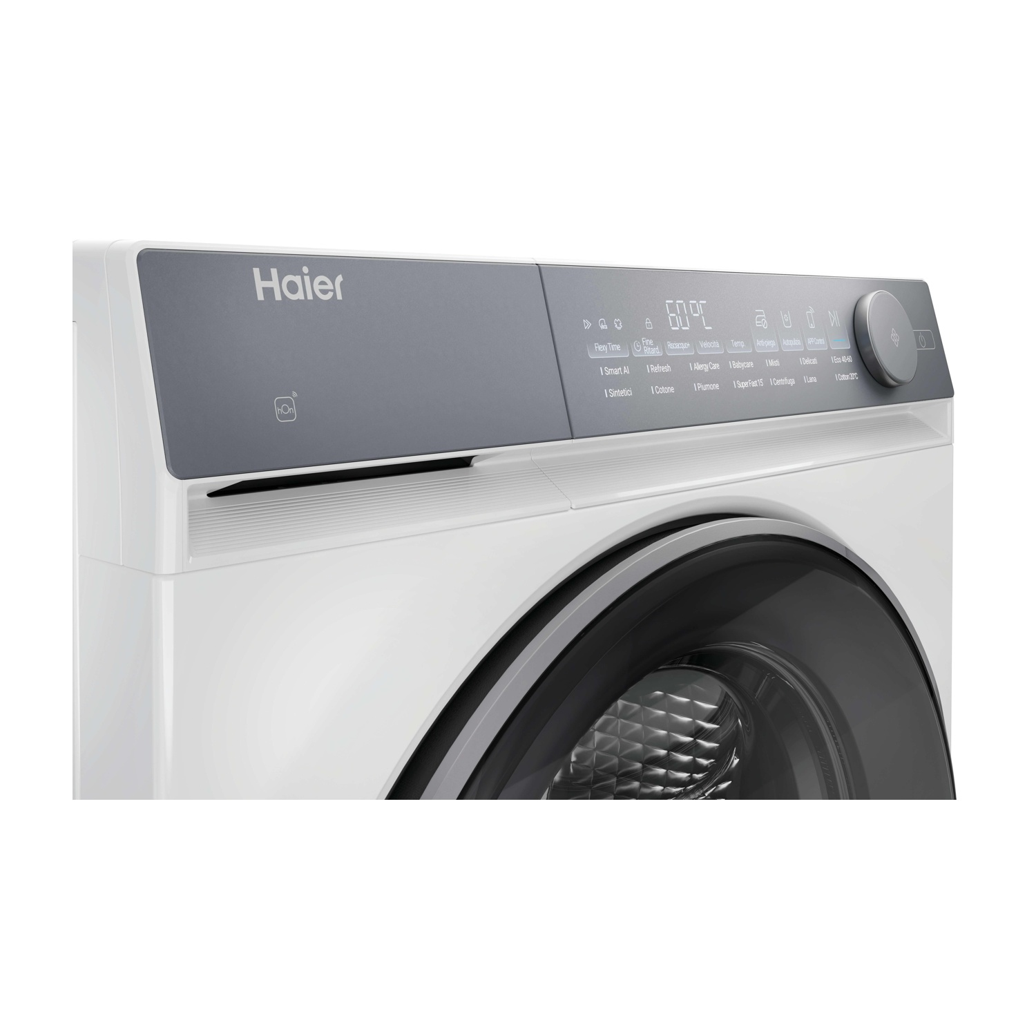Una lavatrice Haier bianca con pannello superiore grigio. Ha un display digitale e una manopola. La porta è nera.