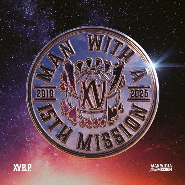 Silbermünze mit Text 'MAN WITH A 15TH MISSION' und '2010-2025'. In der Mitte ein Design mit 'XV'. Der Hintergrund ist ein Sternenhimmel.