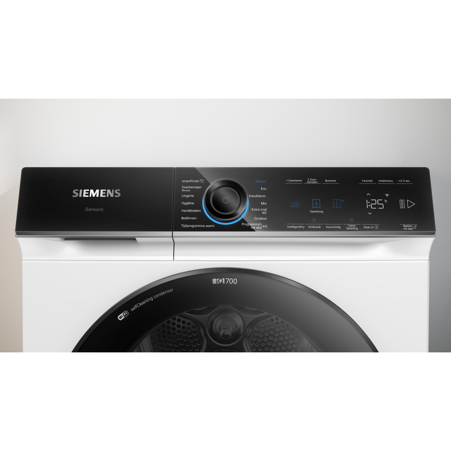 Een close-up van een Siemens droger toont een zwart bedieningspaneel met knoppen en een digitaal display. De deur is zwart.