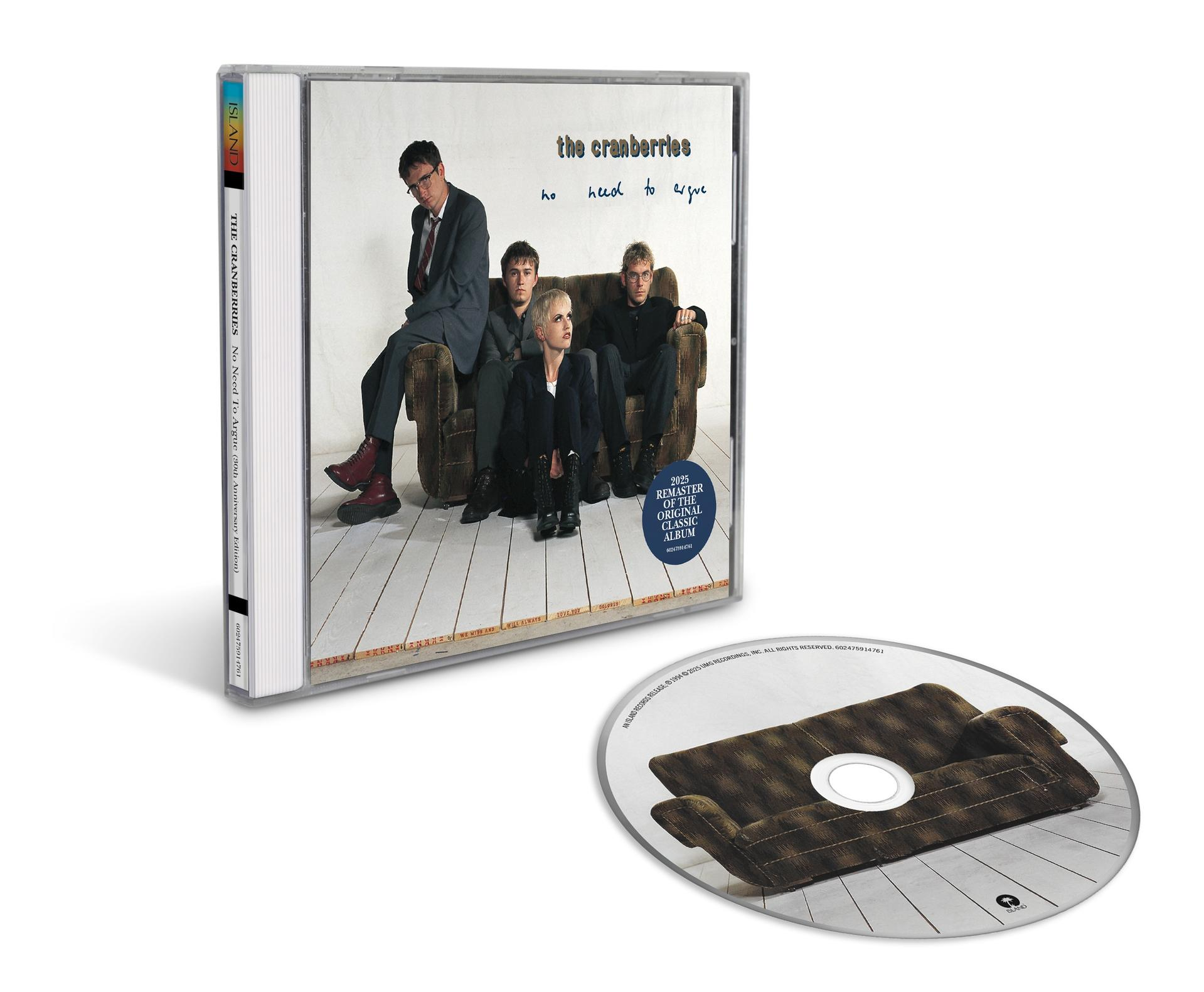 CD-Cover von The Cranberries' Album 'No Need to Argue'. Bandmitglieder sitzen auf einem Sofa. CD mit Couch-Bild sichtbar.