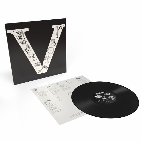 Ein Vinyl-Schallplattenalbum mit einem Cover, das ein großes schwarzes 'V' mit weißen Illustrationen zeigt. Eine schwarze Schallplatte liegt auf einer weißen Oberfläche.
