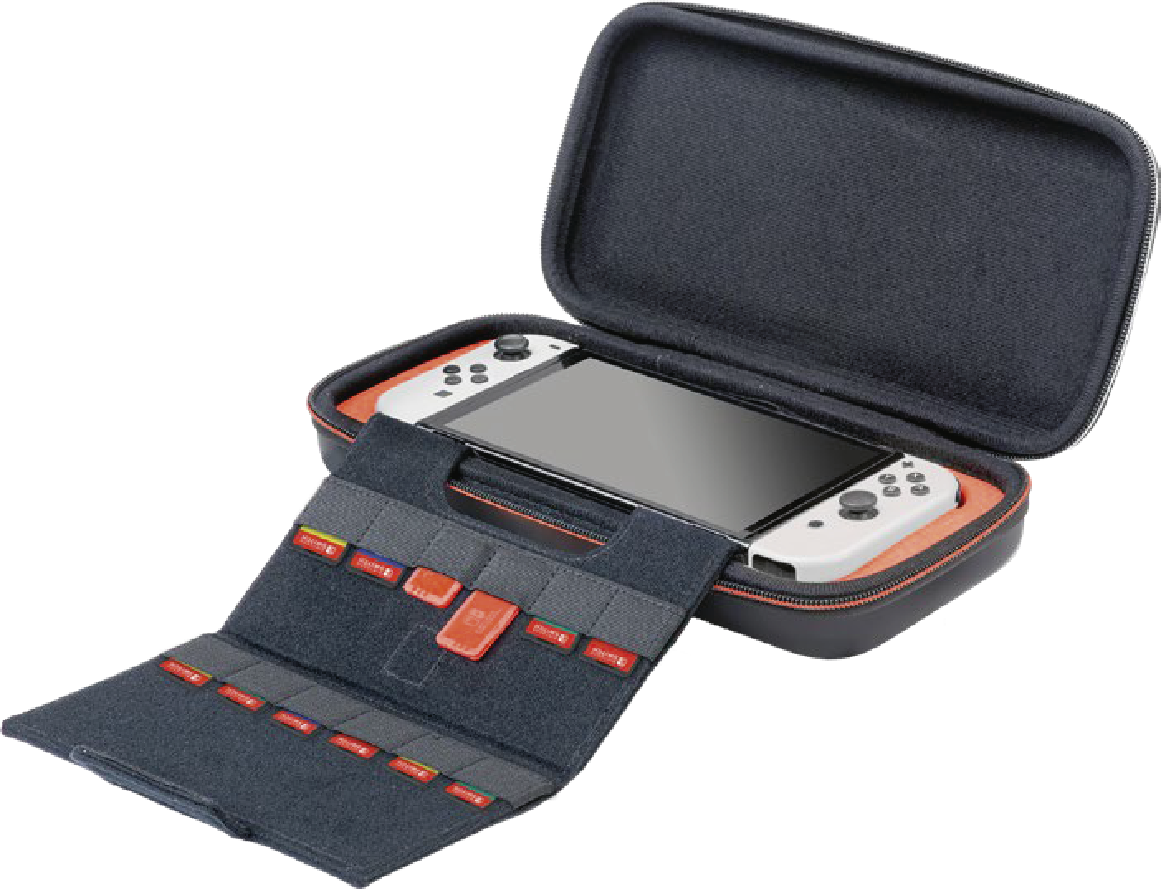 Eine weiße Nintendo Switch liegt in einem offenen schwarzen Koffer mit orangefarbenem Rand. Spielkarten in einem grauen Halter.